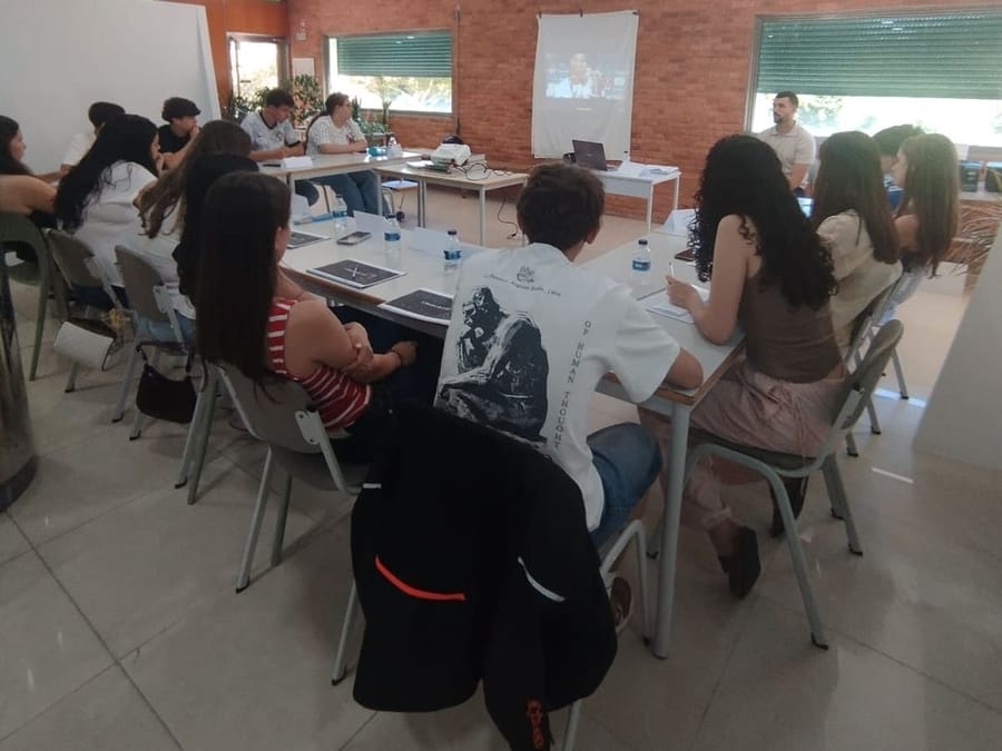 Sessão de formação no clube, com participantes sentados à volta da mesa